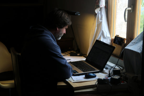 A man working remotely during the pandemic (by Estefania Escolà)